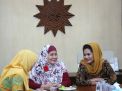 Puti dan Pimpinan Aisyiyah Jatim Saling Cerita Kenangan Masa Lalu