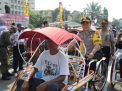 Kapolres Ponorogo Jadi Pengayuh Becak, Begini Keseruannya