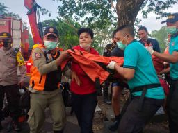 Mobil Pikap Tercebur ke Danau Unesa Surabaya, Seorang Remaja Tewas Tenggelam