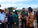 Tinjau Proyek Jalan MERR Gununganyar, Risma Diwaduli Warga