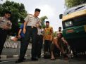 Foto: Serunya 'Ngobrol Kamtibmas' Polisi dan Sopir Angkot di Surabaya