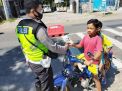 2 Bocah di Pasuruan Menangis saat Motornya Kena Tilang