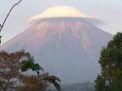 Fenomena Gunung Semeru 'Bertopi', Pertanda Apa?