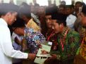 Presiden Jokowi Serahkan 253 Sertifikat Tanah Wakaf di Ngawi
