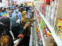 Ning Ita dan Dinkes PPKB Kota Mojokerto Sidak Mamin, Ini Hasilnya