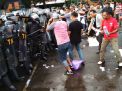 Bentrok Massa dan Polisi Pada Simulasi Pengamanan Pemilu di Malang