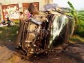 Diduga Ugal-ugalan, Toyota Innova Hancur Usai Tabrak Bus di Ngawi