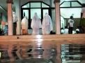 Salat Tarawih di Tengah Kepungan Banjir di Mojokerto
