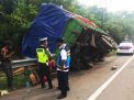 Truk Terguling saat Ganti Ban di Tol Banyu Urip, Sopir Nyaris Terjepit