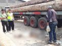 Sopir Truk ini Tewas dengan Kepala Pecah Tertimpa Kayu Gelondongan