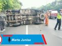 Photo Talk: Truk Boks Terguling di Tol Waru-Dupak Surabaya