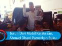 VIdeo: Turun Dari Mobil Kejaksaan, Ahmad Dhani Pamerkan Buku