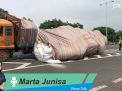 Photo Talk: Dua Kendaraan Kecelakaan di Tol, Muatan Tumpah ke Jalan