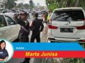 Photo Talk: Mobil Naik Trotoar dan Tabrak Pohon di Surabaya
