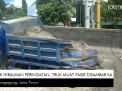 Video: Tak Hiraukan Peringatan, Truk Muat Pasir Disambar KA