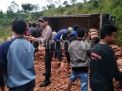 Tak Kuat Nanjak, Truk Bermuatan Genteng Terjun ke Jurang