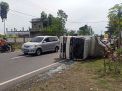 Gandengan Putus, Truk Bermuatan Kacang Hijau Terguling di Madiun