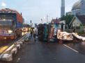 Truk Bermuatan Gabah Terguling di Exit Tol Jombang
