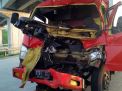 Bagian Depan Truk ini Hancur Setelah Mengaku Mencium Truk Tronton