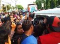 Ratusan Warga Ponorogo Berdesakan Tukar Uang Baru untuk Lebaran