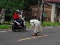Viral Video Pria Misterius Salat di Tengah Jalan Raya Banyuwangi