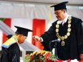 Untag Kukuhkan 950 Wisudawan, Bambang DH: Harus Peka Teknologi