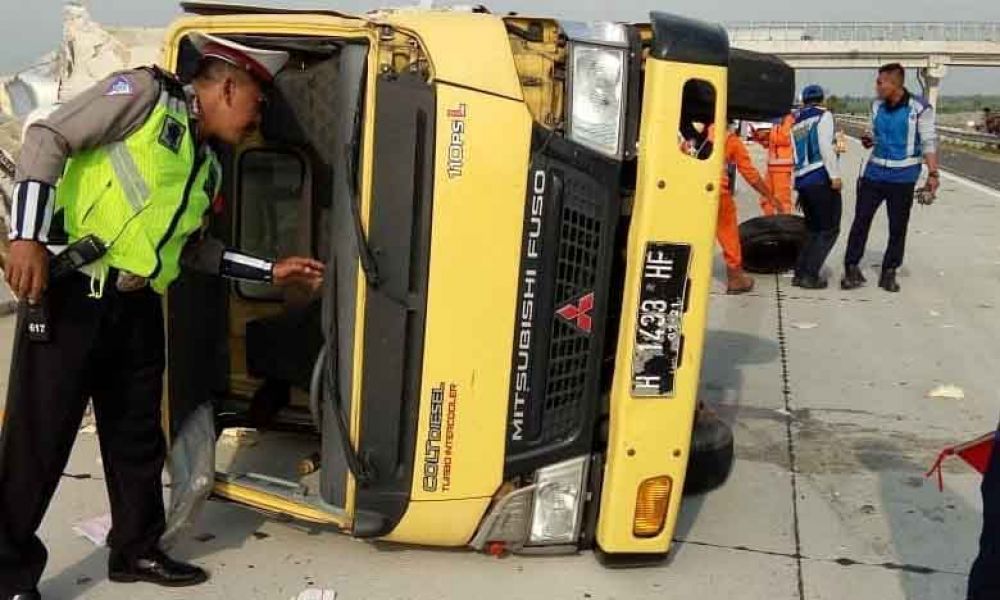 Truk boks terguling di Tol Nganjuk-Madiun
