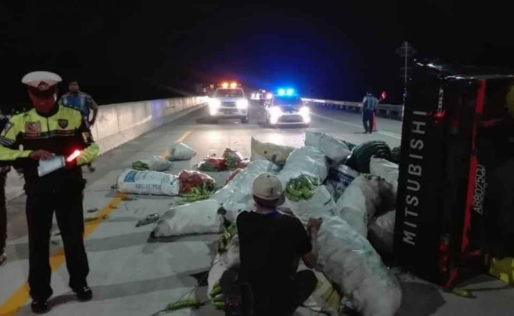 Pikap muat sayur terguling