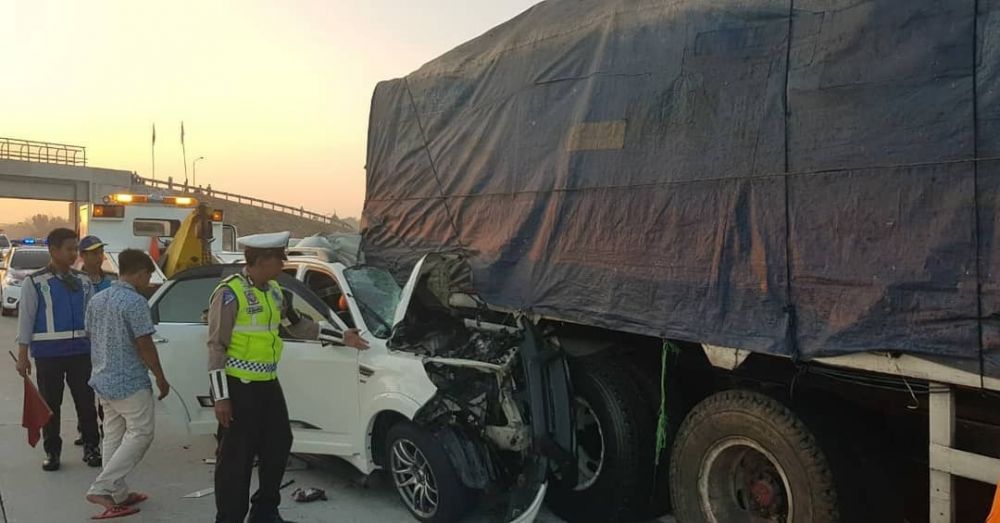 Terios tabrak truk di Tol Ngawi
