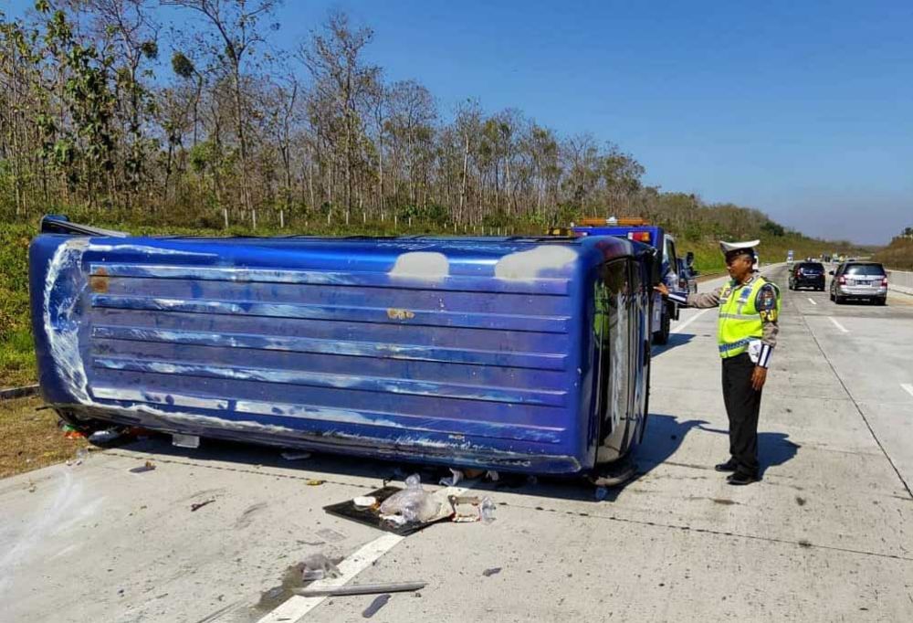 Minibus Isuzu Elf angkut rombongan pengantin terguling di Tol Madiun