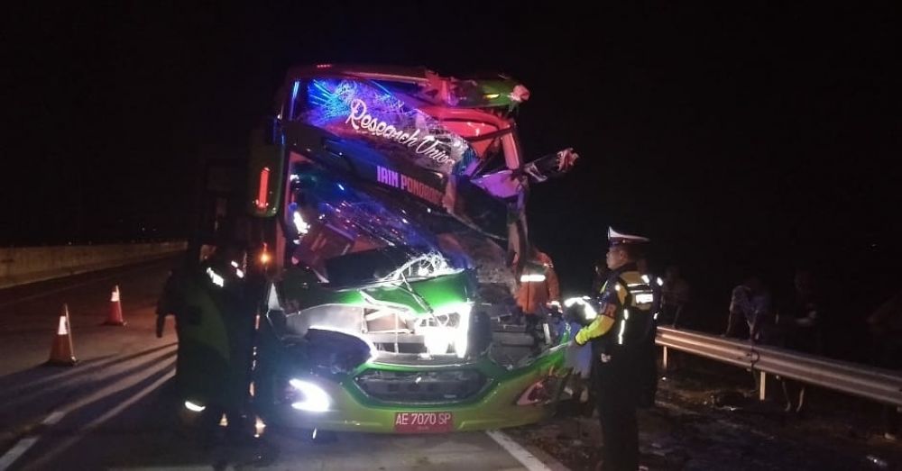 Bung rombongan IAIN Ponorogo menabrak truk di Tol Nganjuk-Madiun
