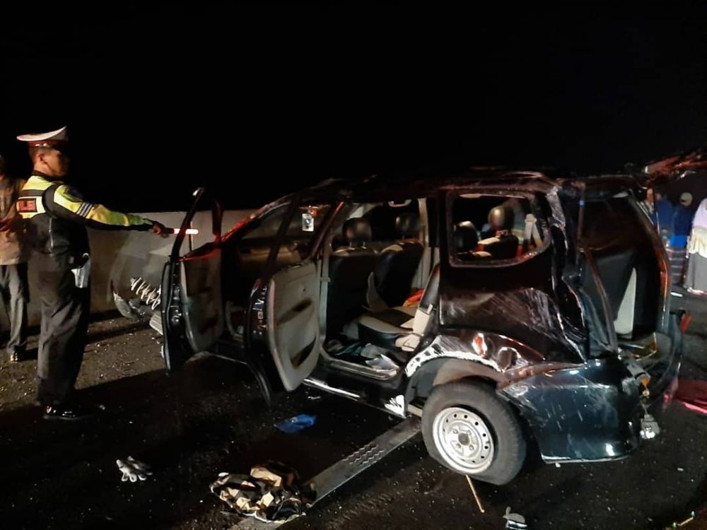 Xenia kecelakaan di Tol Nganjuk