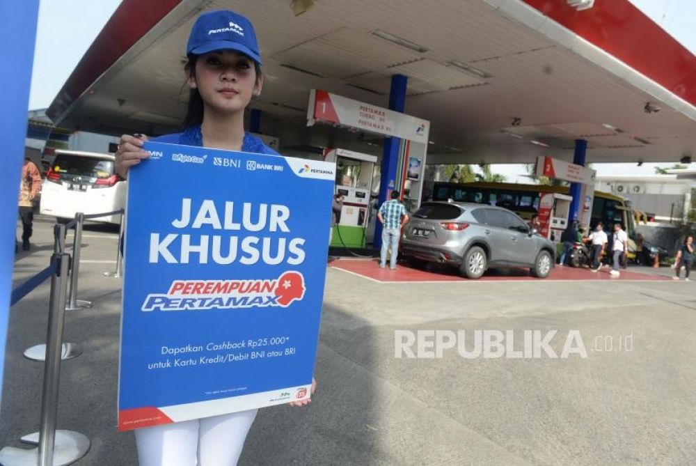Kartini Pertamax. Petugas menunjukkan jalur khusus pertamax di SPBU 34-14210 Kelapa Gading, Jakarta, Senin (22/4/2019) (Foto: Republika/Wihdan)