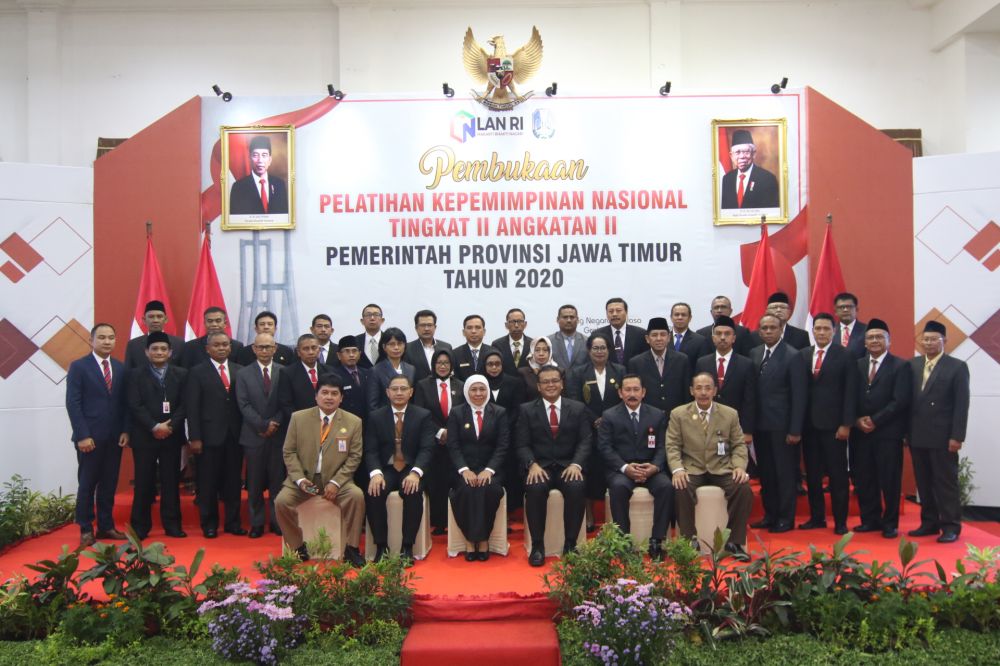 Gubernur Khofifah membuka Latpimnas II di Grahadi