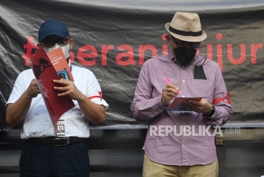 Mantan pimpinan KPK Saut Situmorang (kanan) bersama Novel Baswedan (kiri) menuliskan surat untuk presiden (Foto: ANTARA/Akbar Nugroho Gumay via Republika)
