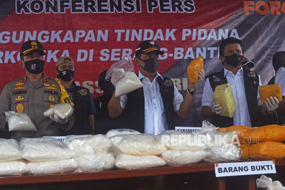 Kabareskrim Polri Komjen Listyo Sigit Prabowo (tengah) didampingi Kapolda Banten Irjen Fiandar (kiri) dan Kasatgassus Bareskrim Polri Brigjen Ferdy Sambo (kanan) memperlihatkan barang bukti paket shabu (Foto: ANTARA/Asep Fathulrahman) 

