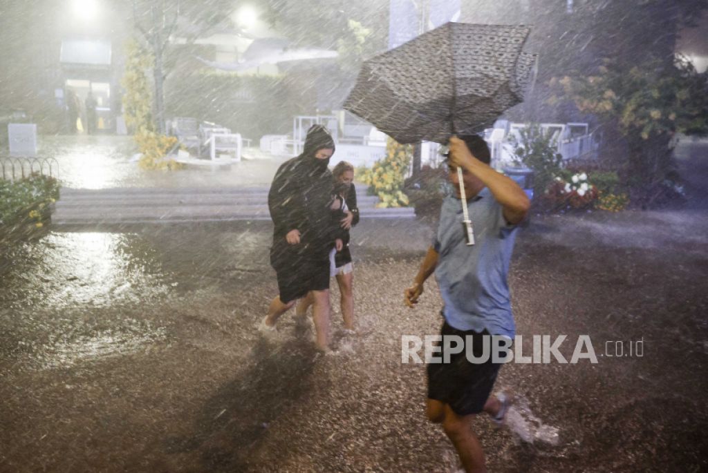 Hujan lebat dan jalan yang banjir di Pusat Tenis Nasional Billie Jean King saat sisa-sisa Badai Ida menghantam daerah itu (Foto: EPA-EFE/JUSTIN LANE via Republika)
