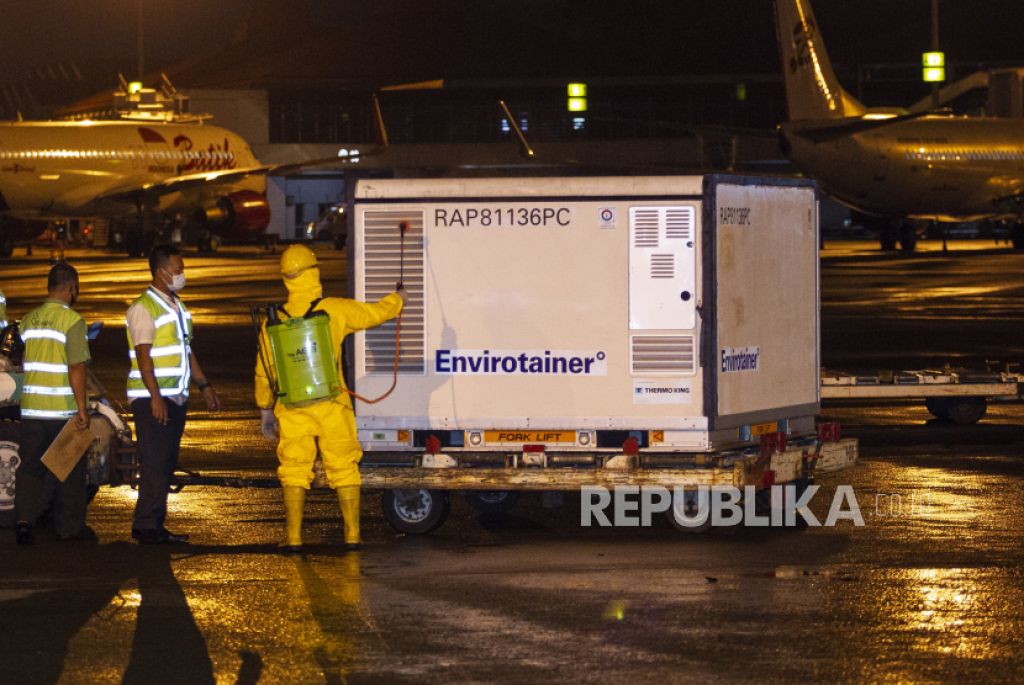 Vaksin COVID-19 buatan Sinovac, China, tiba di tanah air (ANTARA FOTO/Dhemas Reviyanto/pras)