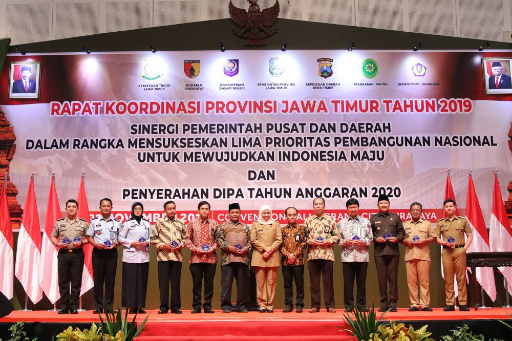 Gubernur Jatim foto bersama para penerima penghargaan