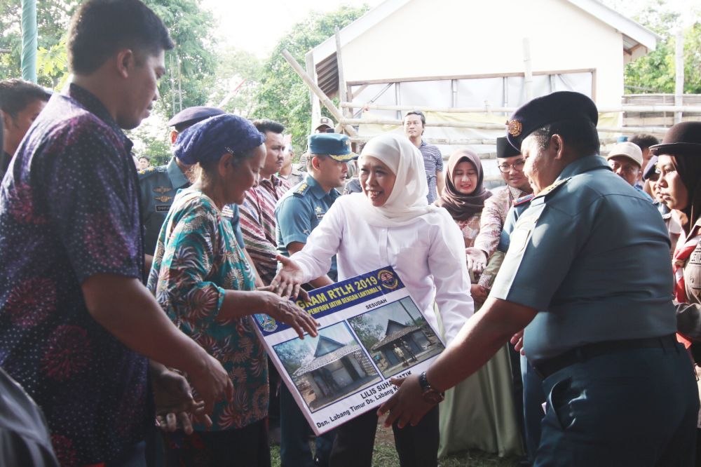 Gubernur Khofifah menutup program renovasi rumah tidak layak huni di Bangkalan