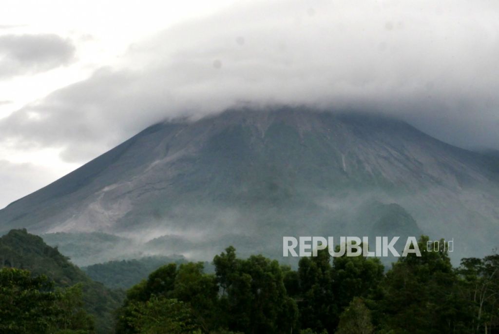 Puncak Gunung Merapi tertutup awan terlihat dari lapangan Umbulharjo, Cangkringan, Sleman, Yogyakarta (Foto: Wihdan Hidayat/Republika)
