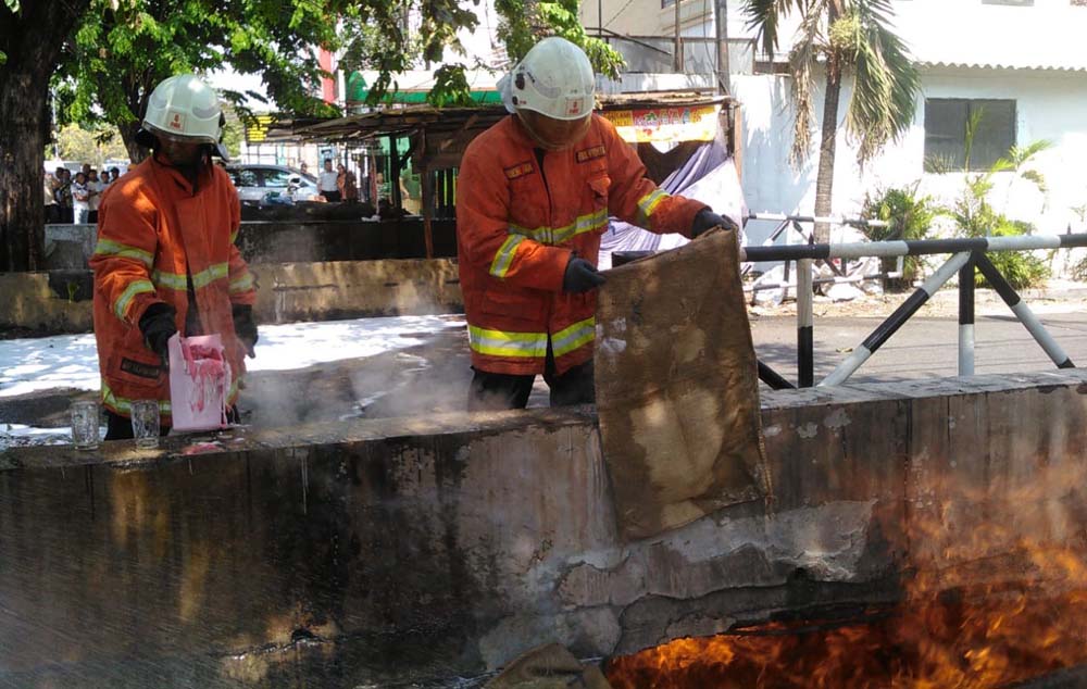 Petugas pemadam kebakaran saat berupaya memadamkan api