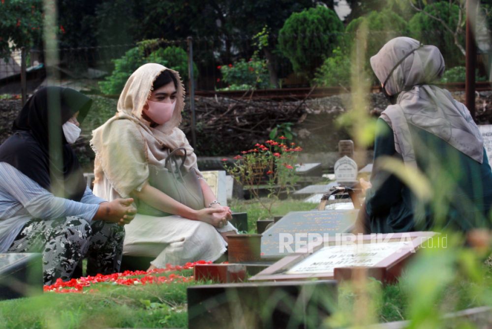 Sejumlah warga berdoa di makam keluarganya di Tempat Pemakaman Umum (TPU) Tanah Kusir, Jakarta (Foto: Antara)