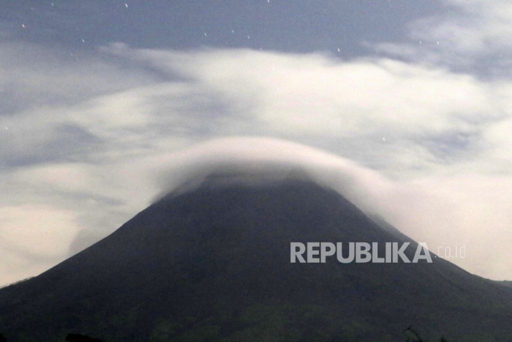 Awan topi menutupi puncak Gunung Merapi (Foto: Wihdan Hidayat / Republika)


