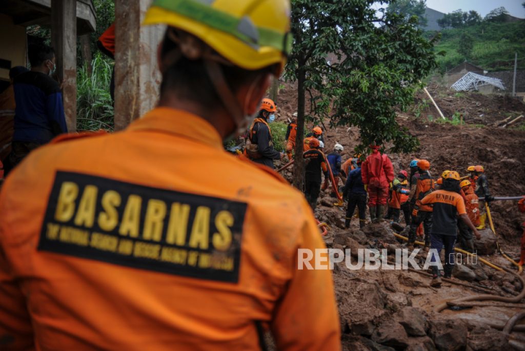 Ilustrasi petugas SAR mencari korban tanah longsor di Cimanggung, Sumedang, Jawa Barat (Foto: ANTARA/Raisan Al Farisi)