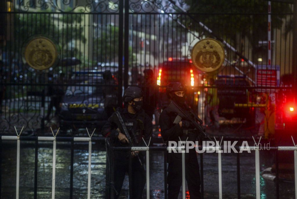 Sejumlah anggota kepolisian berjaga di kawasan Gedung Mabes Polri, Jakarta (Foto: Republika/Putra M. Akbar)