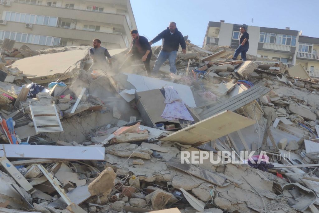 Gedung yang runtuh setelah gempa berkekuatan 7,0 di Laut Aegea di Izmir, Turki, 30 Oktober 2020 (Foto: EPA-EFE/Mehmet Emin Menguarslan via Republika)