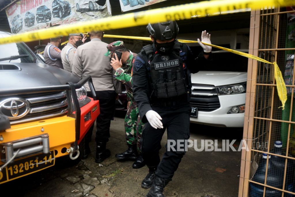 Polisi berjaga di sebuah rumah sekaligus showroom mobil terduga teroris di kawasan Condet, Jakarta (Foto: Republika/Prayogi)