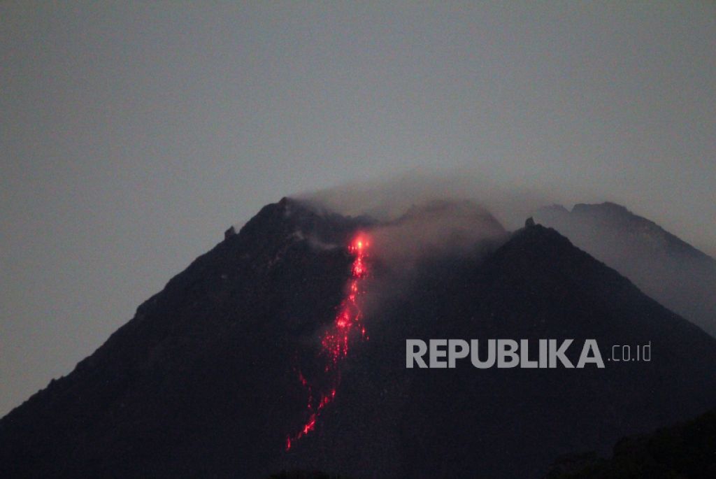 Masuki Fase Erupsi, Gunung Merapi Keluarkan Guguran Lava Pijar