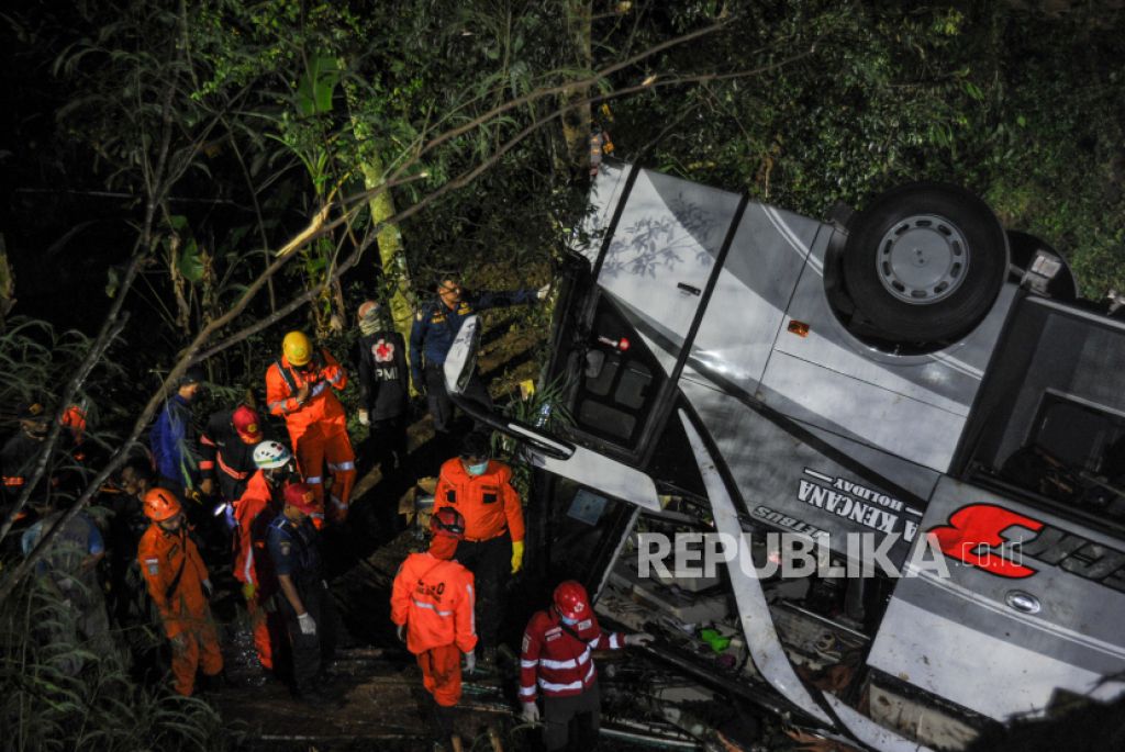 Petugas mengevakuasi korban kecelakaan bus masuk jurang di Sumedang, Jawa Barat (Foto: ANTARA FOTO/Raisan Al Farisi via Republika)